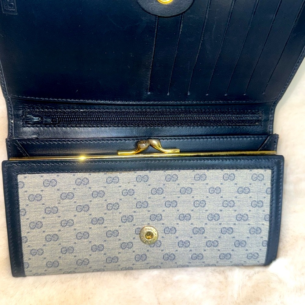 Gucci GG Supreme Kisslock Wallet - Picture 7 of 16